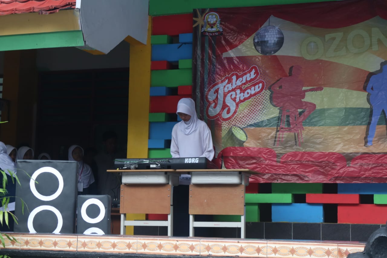 penampilan Memainkan alat musik piano